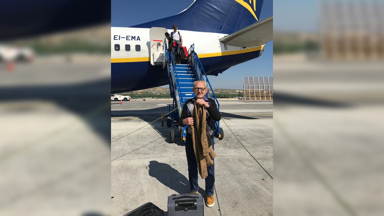 Opa Toon stapte in 2017 uit het vliegtuig na de eerste vliegreis van het duo samen (foto: privéarchief).