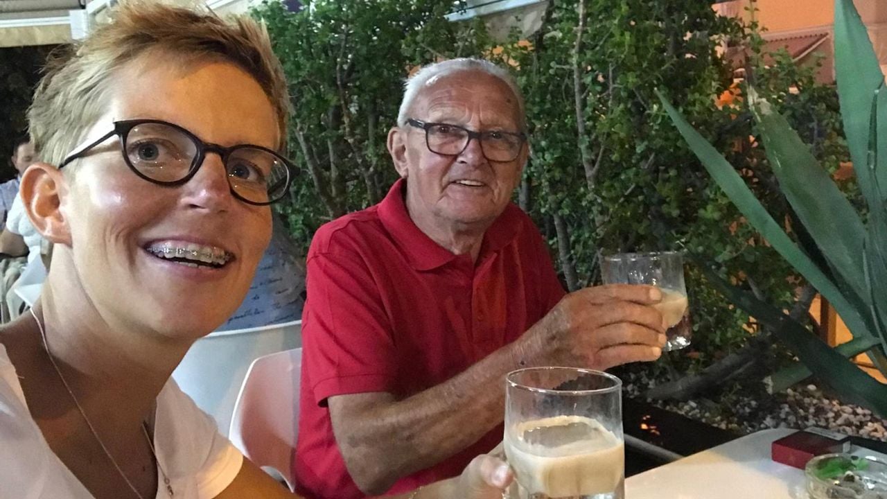 Christel en opa Toon aan de borrel tijdens een van hun vakanties (foto: privéarchief). 