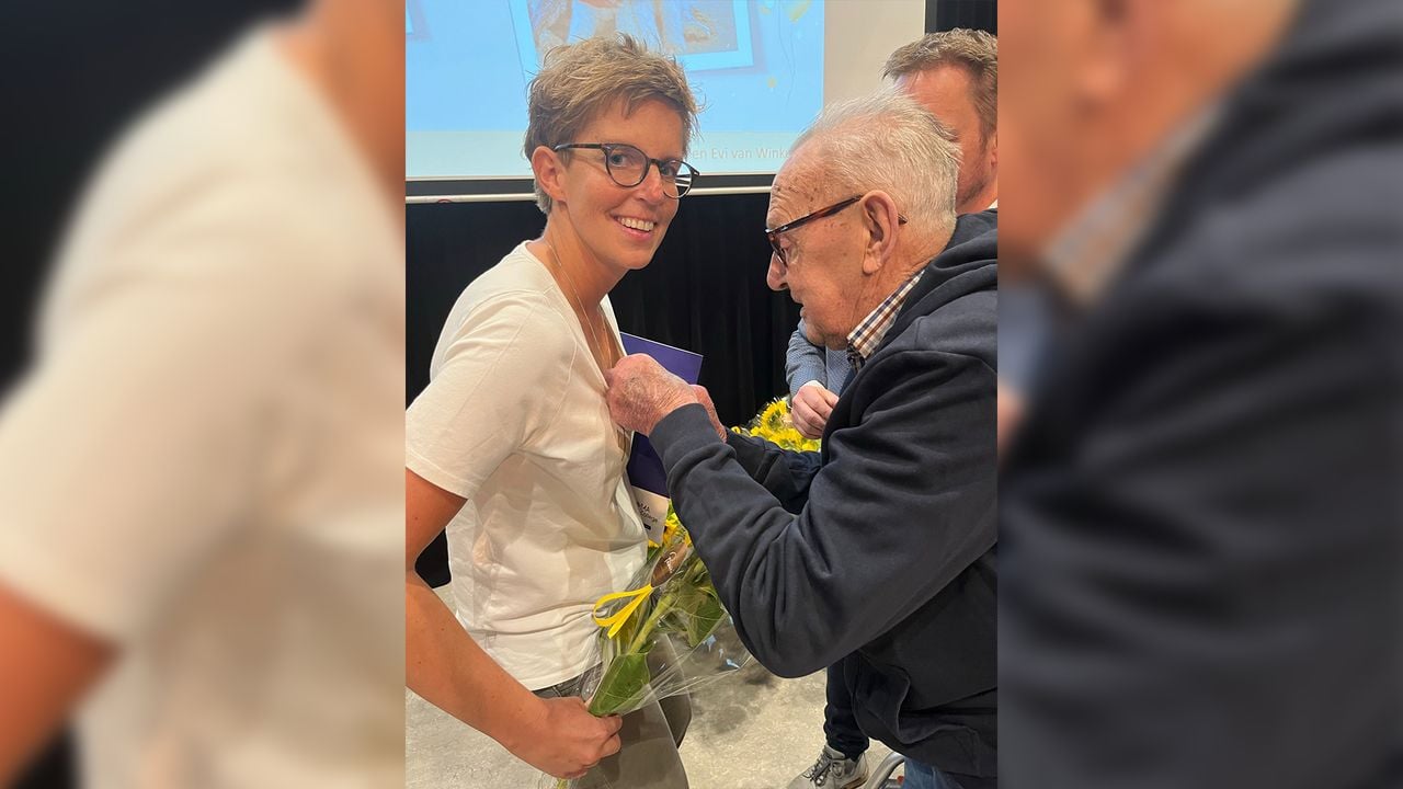 Opa Toon spelt het verpleegkundigenspeldje op bij Christel tijdens haar diploma-uitreiking (foto: privéarchief).
