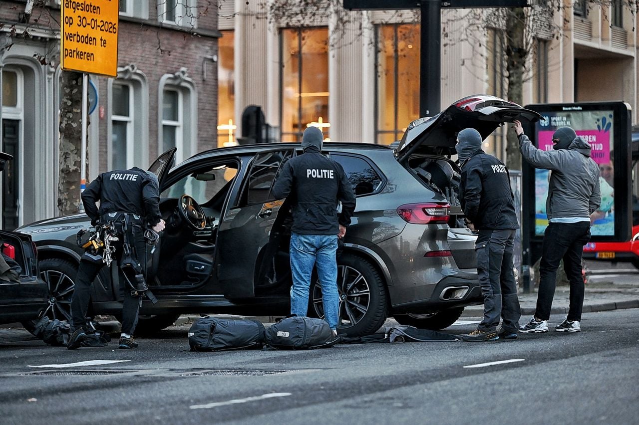 Een dief vluchtte op een dak in Tilburg. (Foto: Toby de Kort/Persbureau Heitink.) 