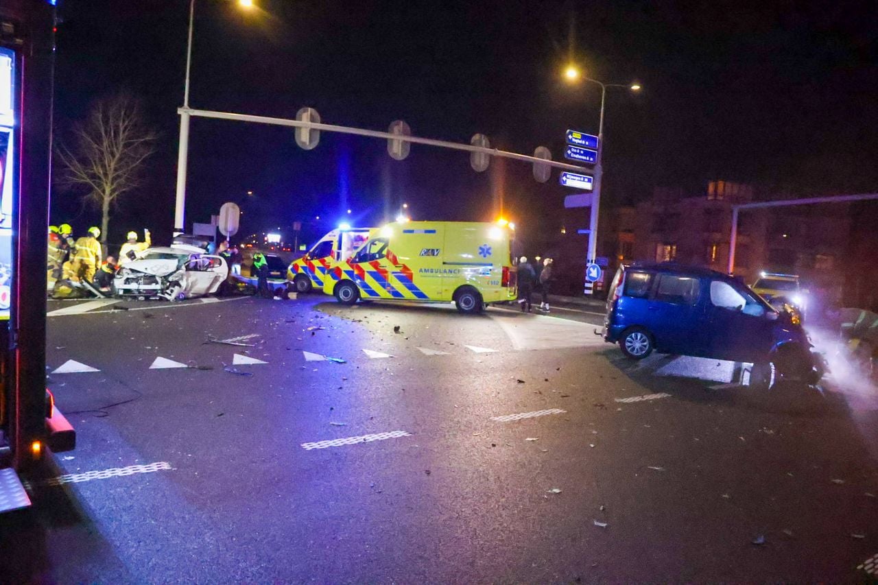 brokstukken lagen ver over de weg verspreid (foto: Addy Smits/Persbureau Heitink).