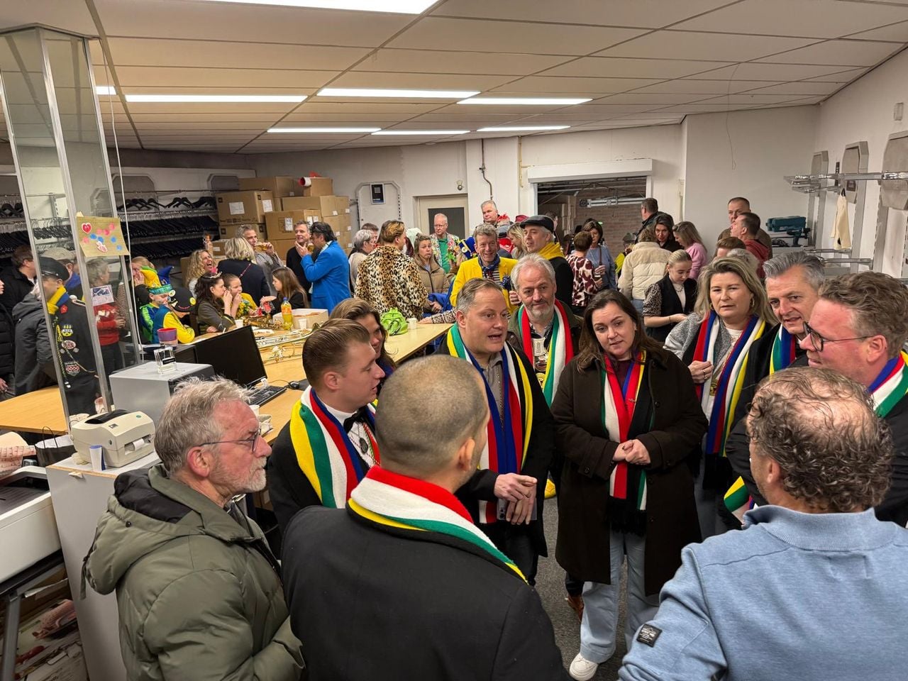 Om 11 over 11 stond er 150 man uit Oudenbosch bij tonprater Joep de Wildt binnen (foto: privécollectie)