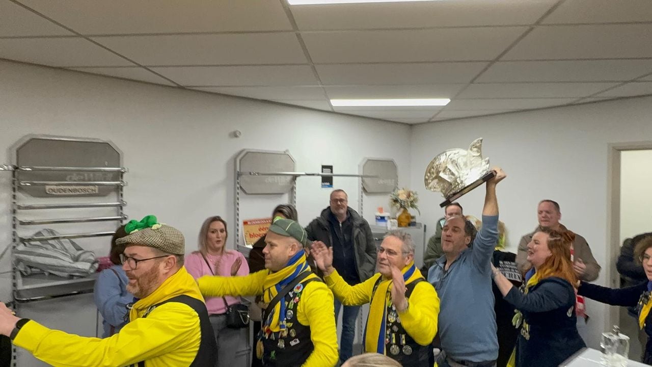 En daar ging de gewonnen lampenkap met tonprater Joep de Wildt in polonaise (foto: privécollectie).