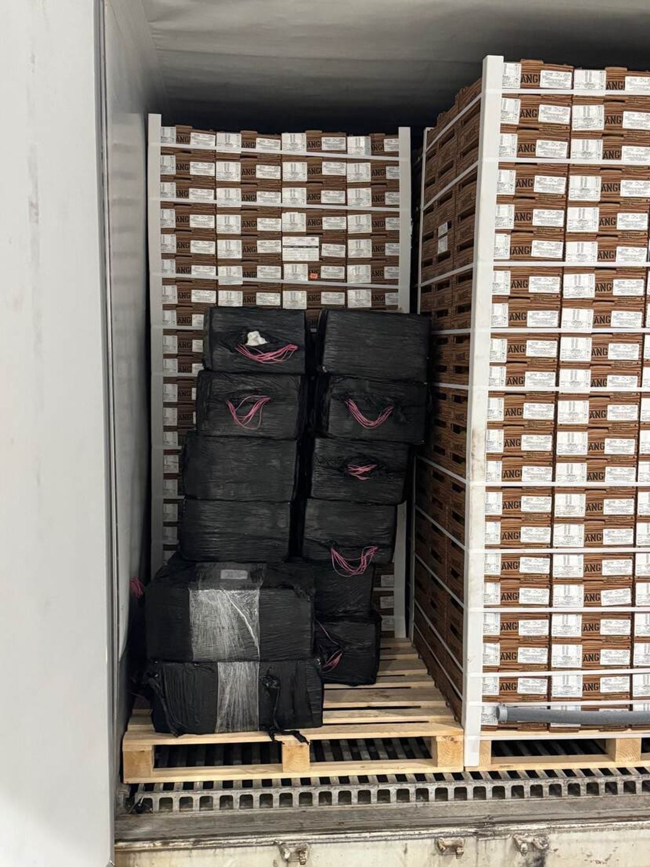 De balen met daarin de 500 kilo coke (foto: OM)