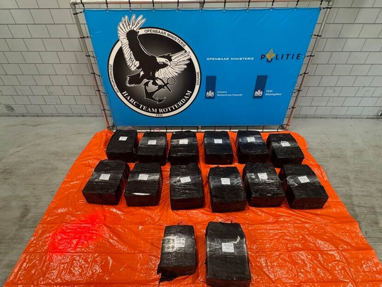 Deel van de 500 kilo coke uitgelegd (foto: OM) 