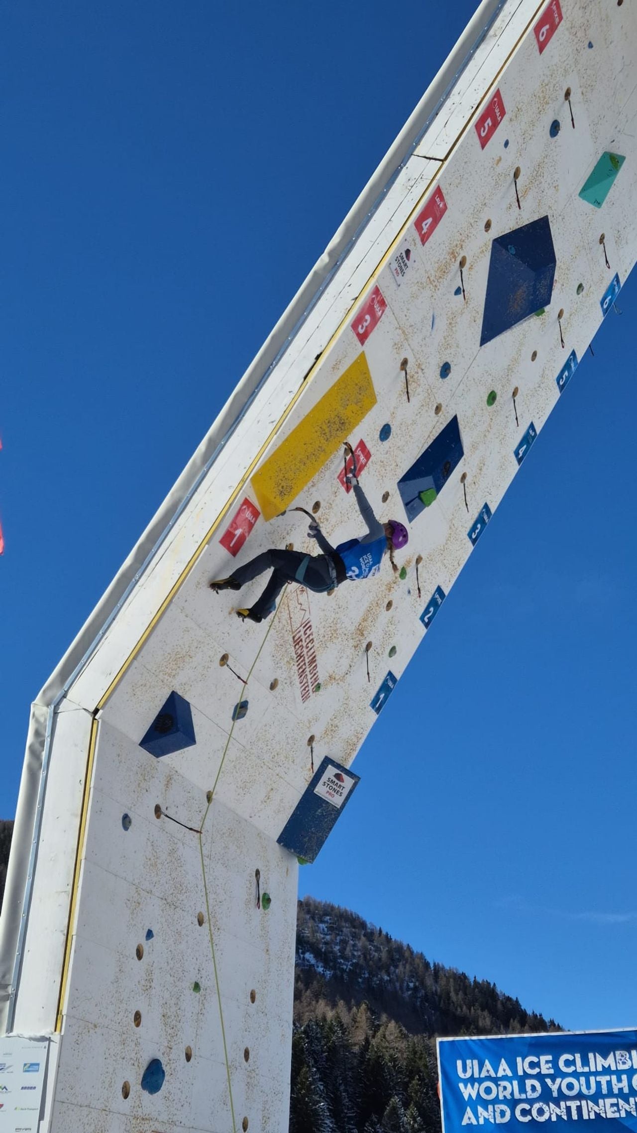 IJsklimmer Elin van der Lee in de finale van het jeugd WK.