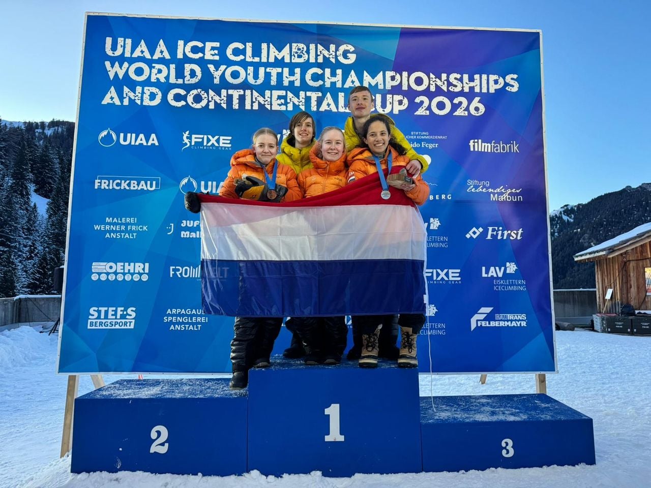 Ronja (links) met daarnaast zus Elin van der Lee.