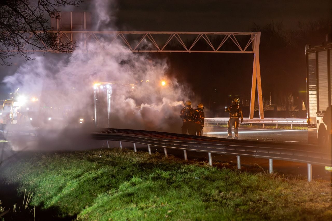 Een auto vloog in brand op de A58 bij Zegge. (Foto: Christian Traets/Persbureau Heitink.)
