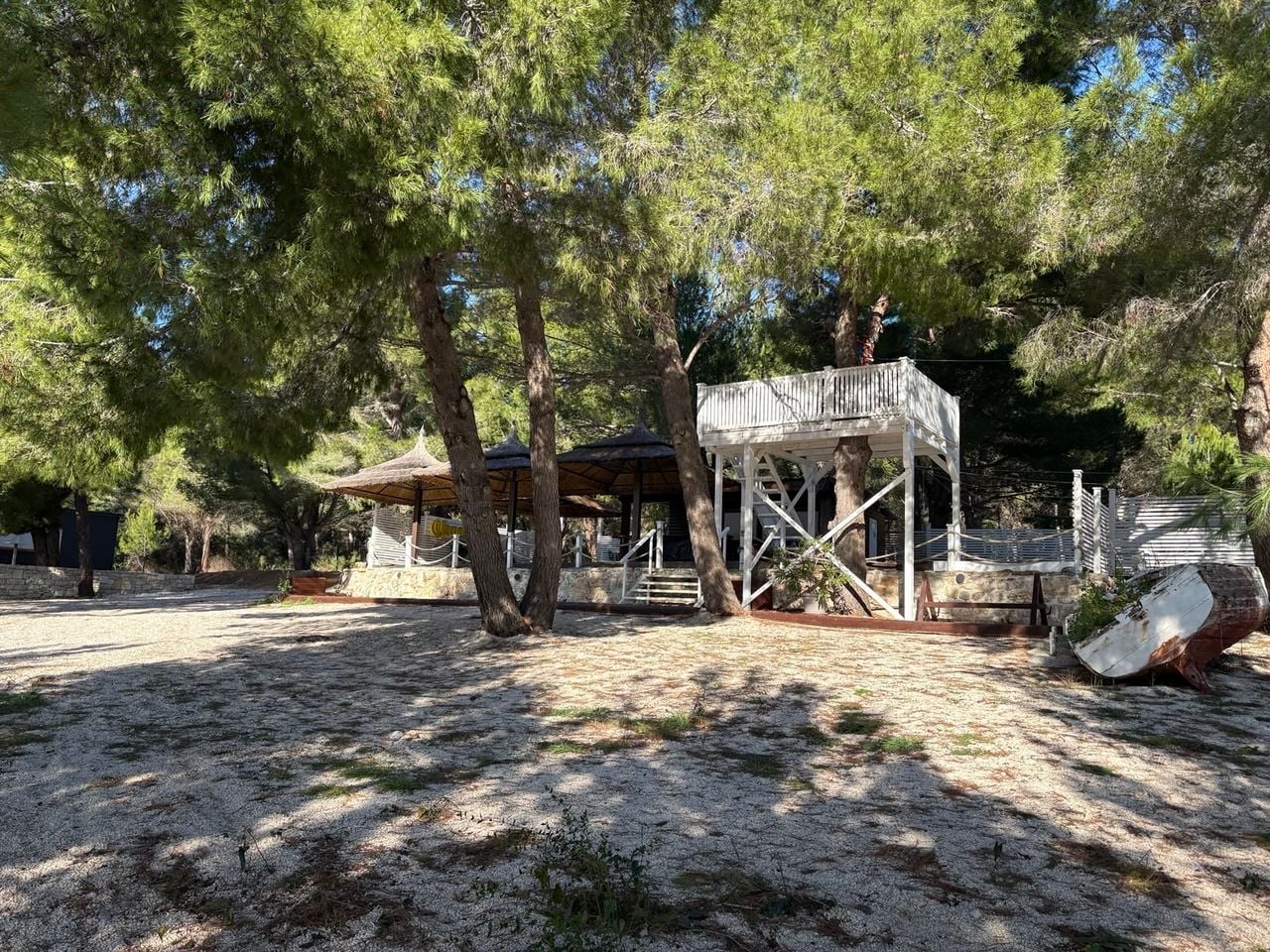 De strandtent aan het (openbare) strand van Obrovac.