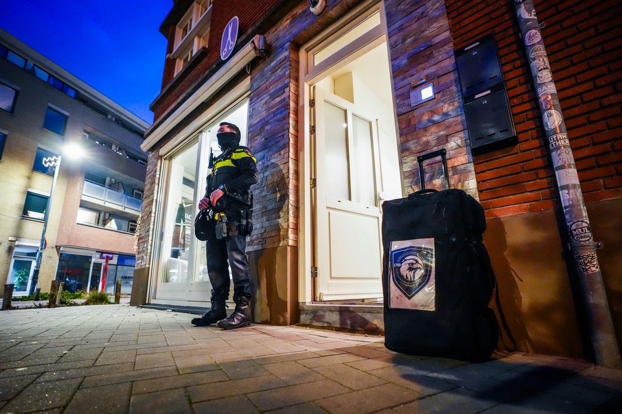 De inval vond niet plaats bij de kapper, maar in het appartement erboven aan de Grote Berg (foto: Persbureau Heitink).