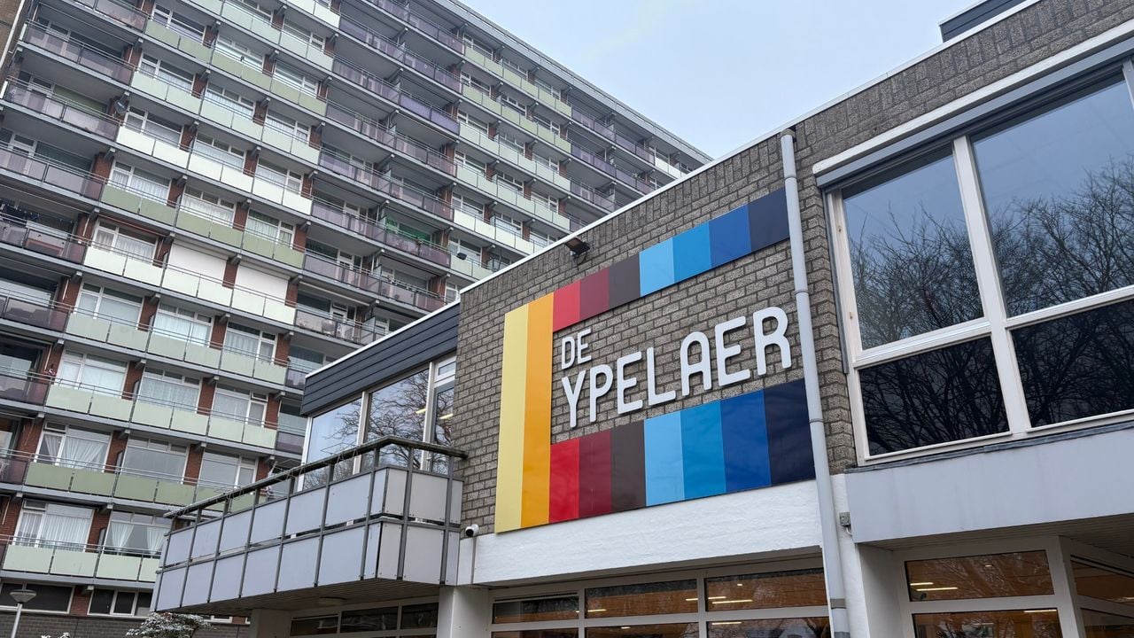 Mathieu komt regelmatig bij dit buurthuis, omdat de koffie daar betaalbaar is (Floor Foole)