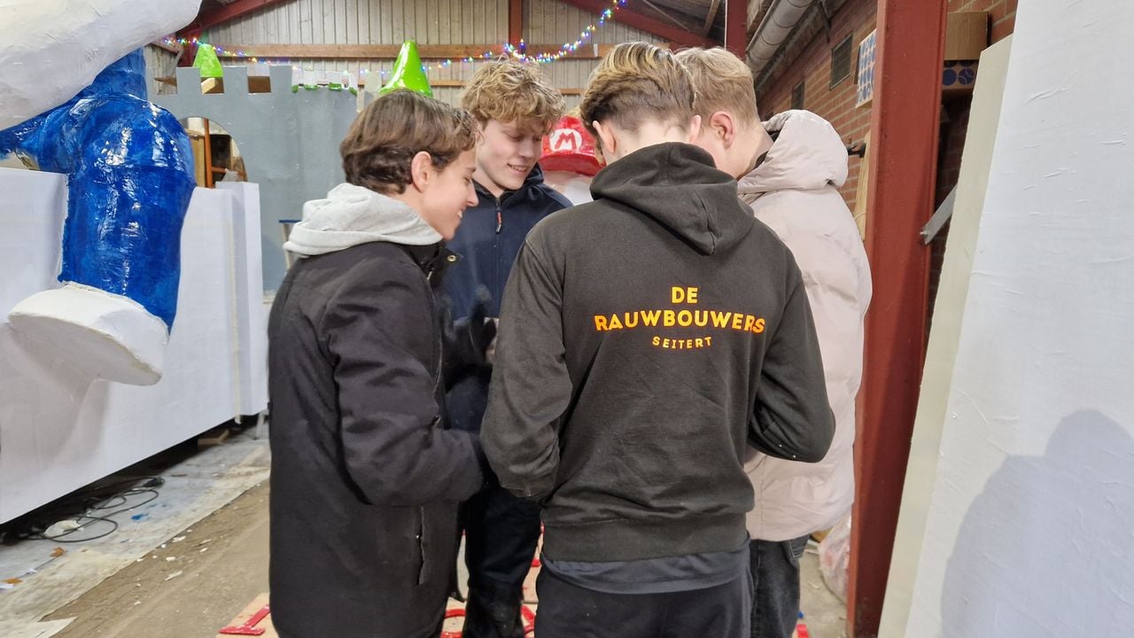 Een aantal van De Rauwbouwers in overleg (foto: Tom Berkers).