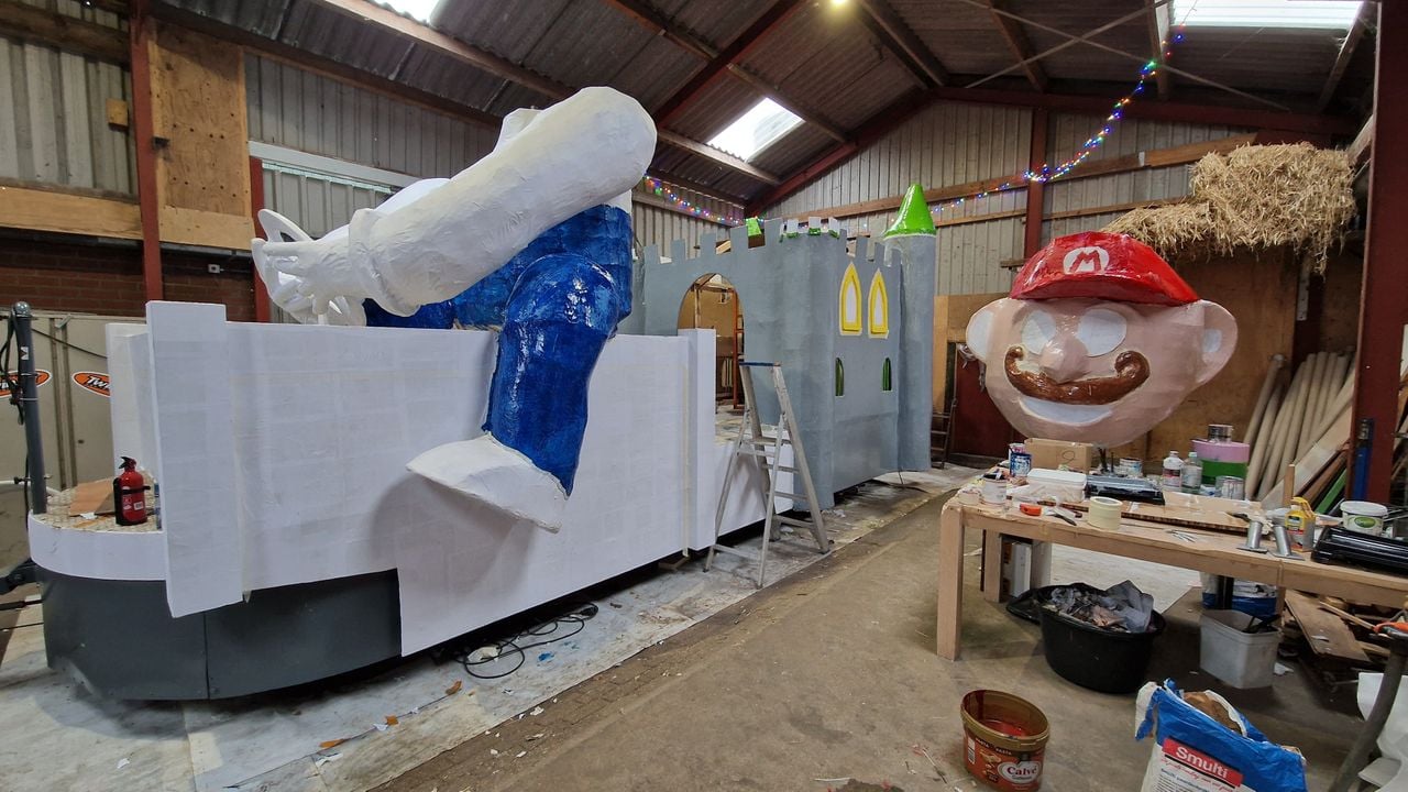 De stal waar de grote praalwagen wordt gebouwd (foto: Tom Berkers).