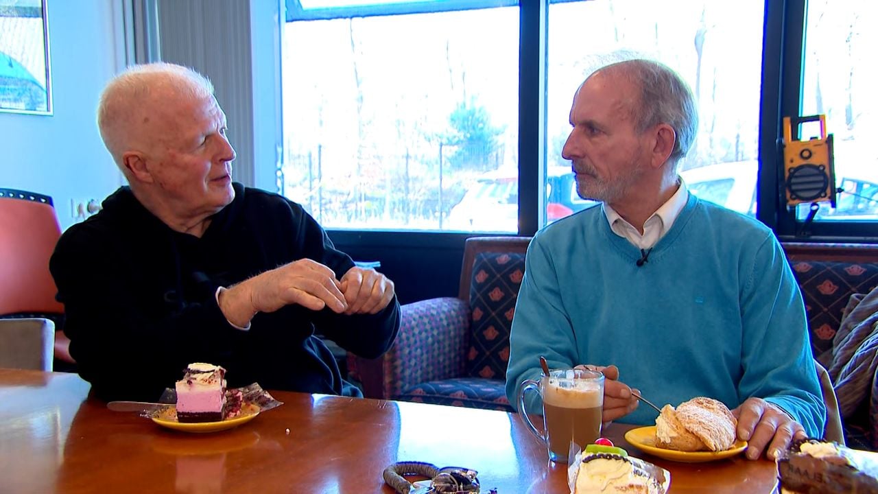 Johan Vlemmix en zijn huisgenoot Peter Jan Rens samen aan het gebak vanwege de 67ste verjaardag van Vlemmix (foto: Omroep Brabant).