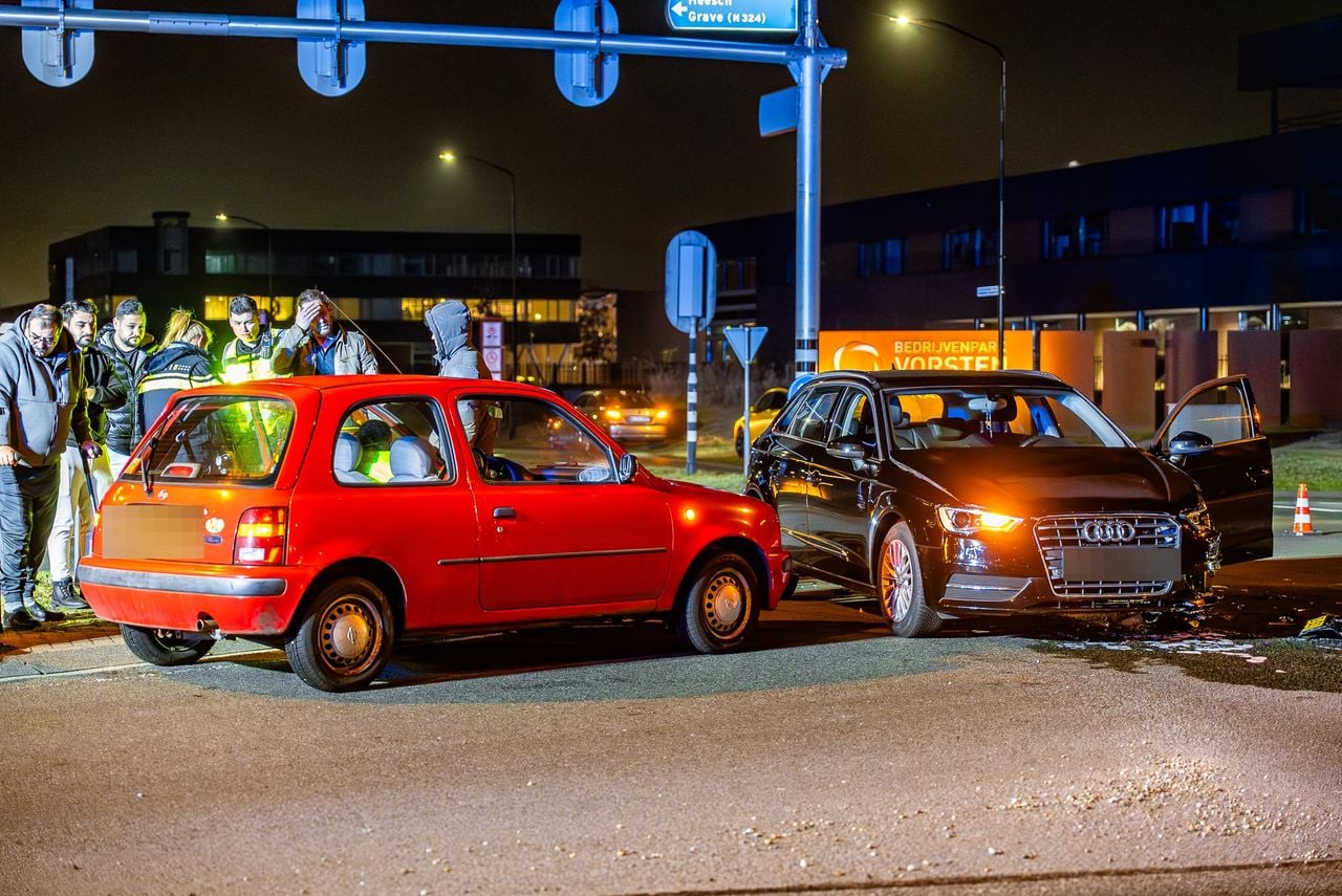 Auto en bestelbus botsen frontaal op elkaar in Oss (foto: Lucas Lammers/Persbureau Heitink).  
