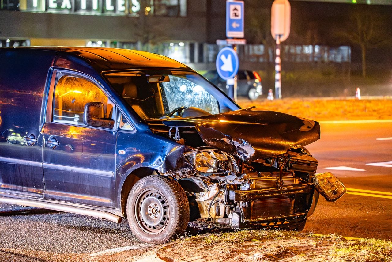 Auto en bestelbus botsen frontaal op elkaar in Oss (foto: Lucas Lammers/Persbureau Heitink).  
