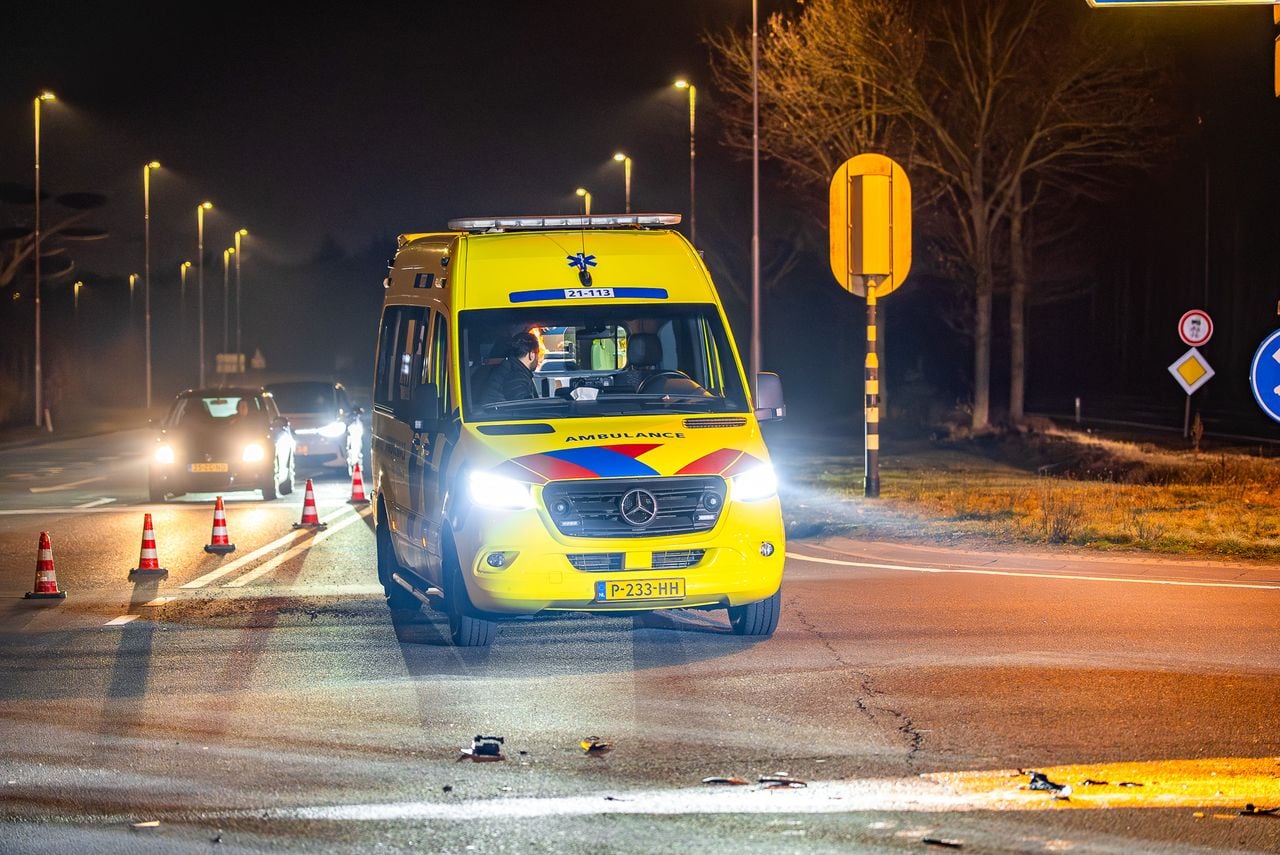 Auto en bestelbus botsen frontaal op elkaar in Oss (foto: Lucas Lammers/Persbureau Heitink). 