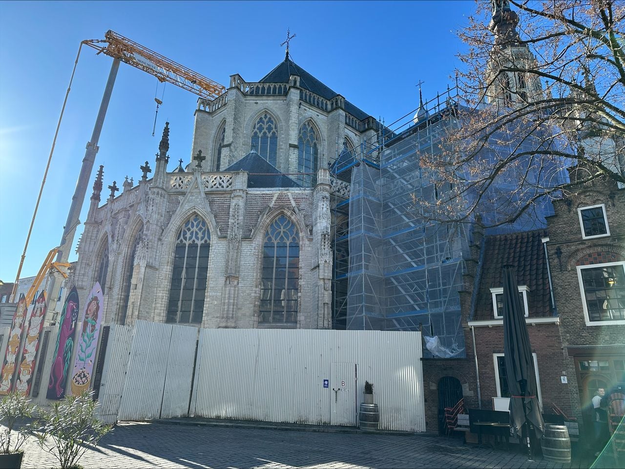De Grote Kerk staat al jaren in de steigers.