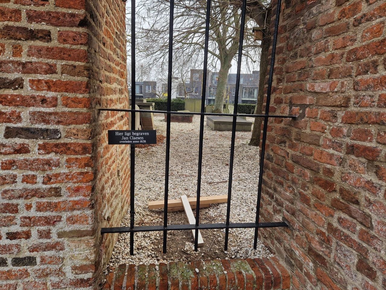 Het kerkhofje in Andel waar de grafsteen van Jan Claesen is verdwenen (foto: Henk van Ingen/Omroep Brabant)