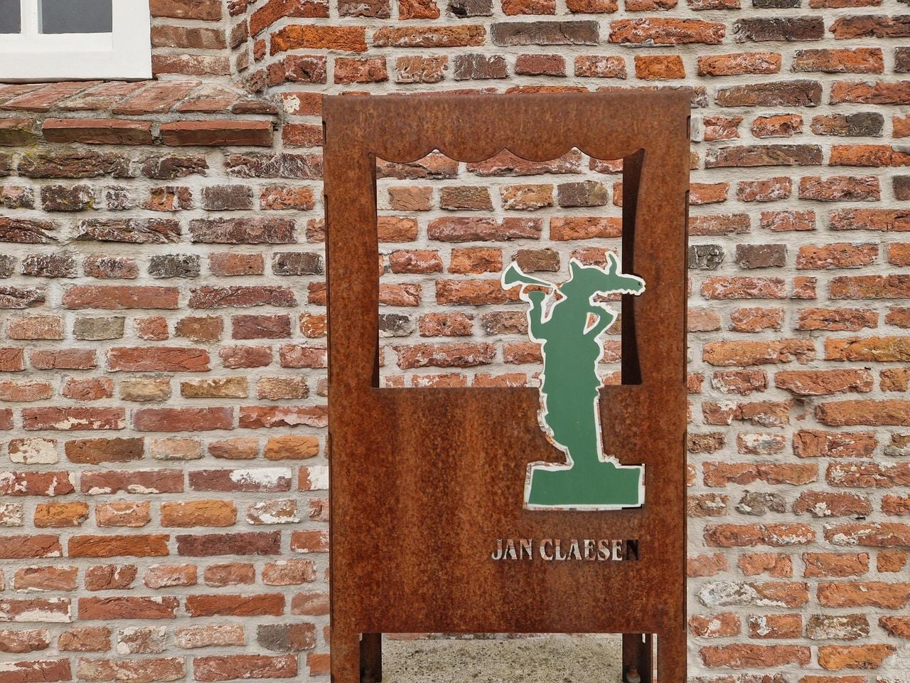 Het gedenkmaal aan trompetter Jan Claesen vlak bij de plek waar hij in Andel ligt begraven (foto: Henk van Ingen/Omroep Brabant)