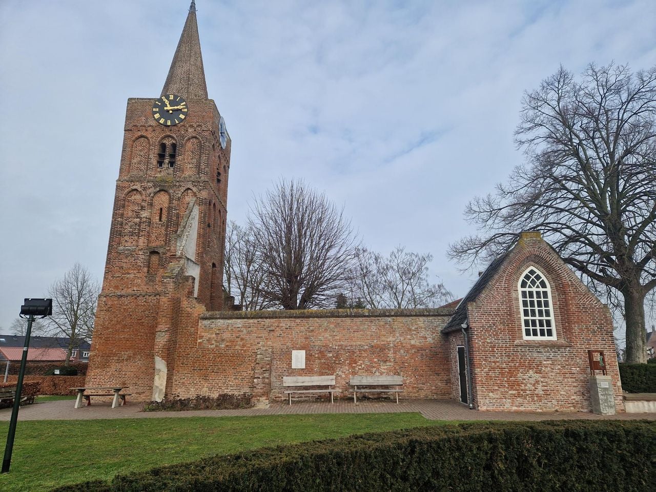 De Romboutstoren in Andel met daarnaast het Huis van Jan Claesen (foto: Henk van Ingen/Omroep Brabant)