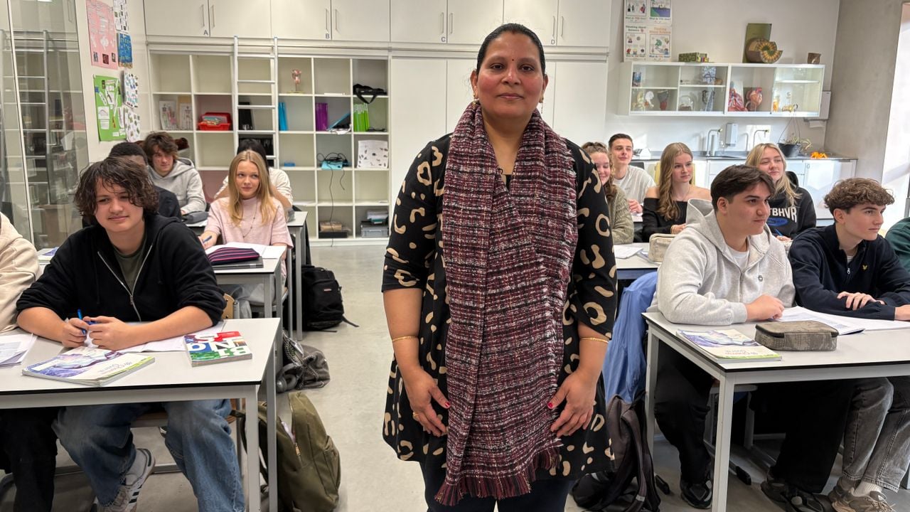 Sujatha Nellore loopt stage op het Stedelijk College in Eindhoven. 