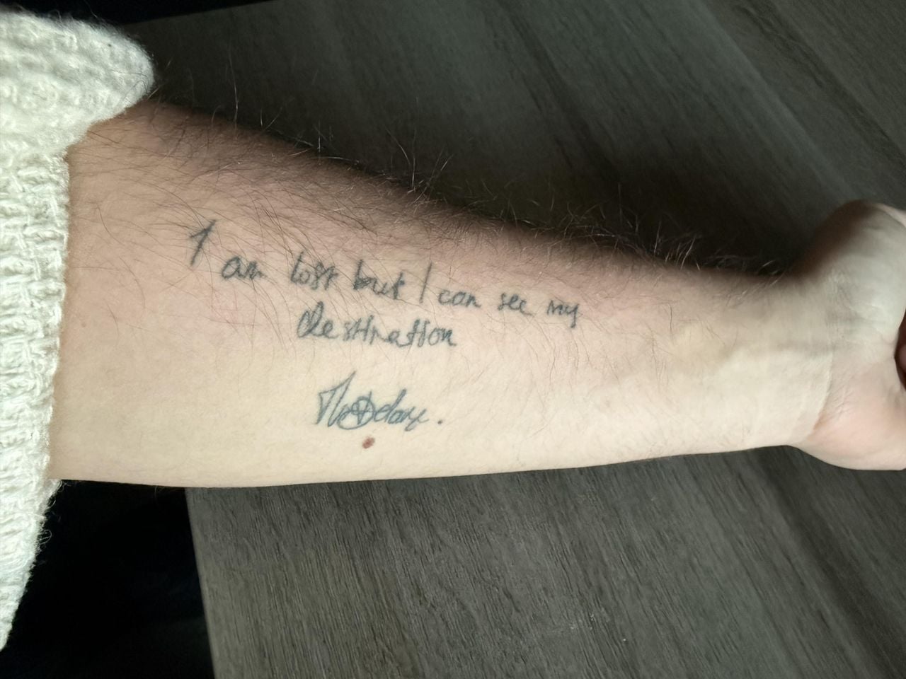 De tattoo in het handschrift van Ilse DeLange, met haar handtekening erbij (Privéfoto).