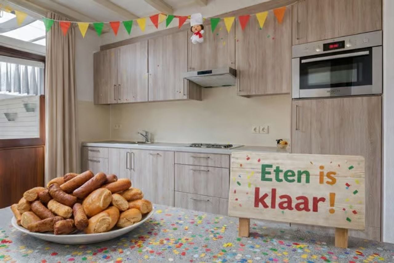 De worstenbroodjes liggen al klaar in de keuken (foto: Metselaars Makelaardij).