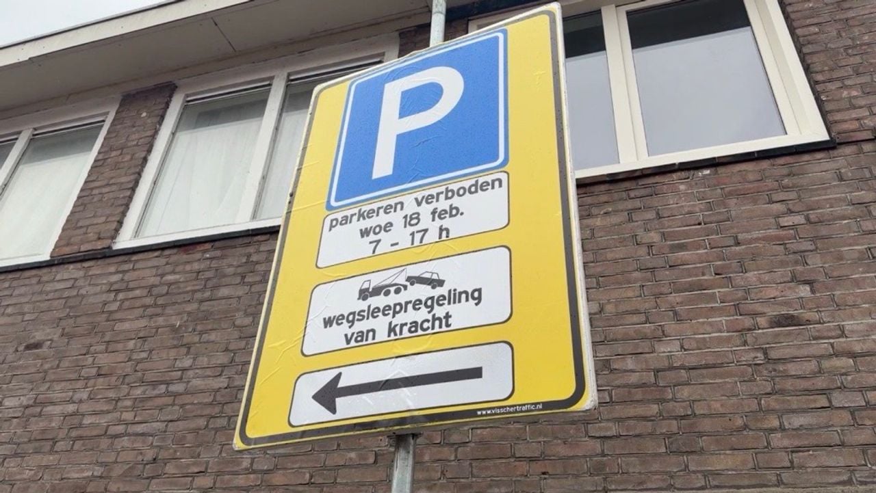 Een van de acht verkeersborden in Tilburg, met daarop het verzoek om niet te parkeren (foto: Ruud Ritzen / Omroep Brabant).