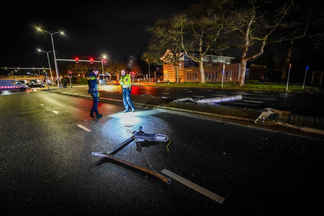 De automobilist reed onder meer een lichtmast aan gruzelementen (foto: Persbureau Heitink).