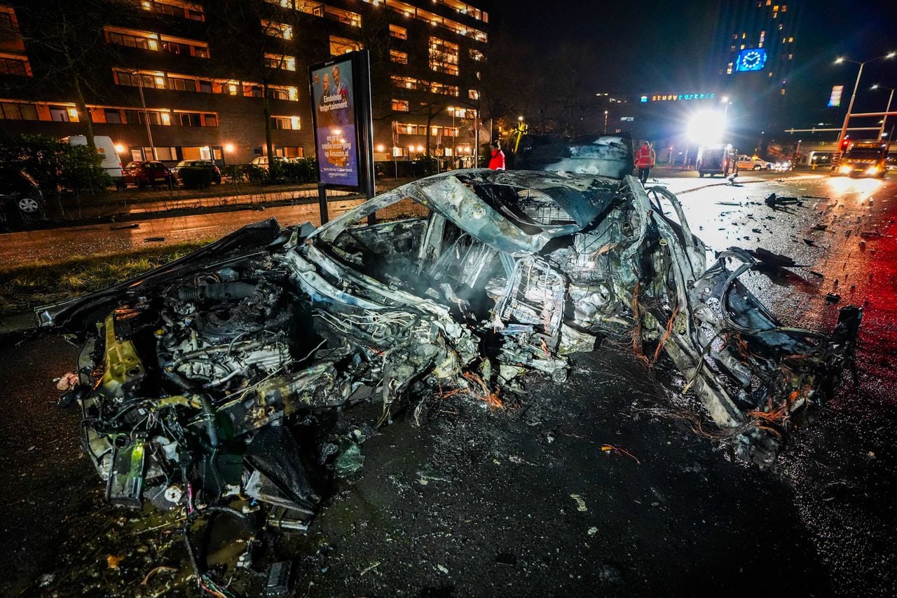 De bestuurder van de auto is met spoed naar een ziekenhuis in Tilburg gebracht (foto: Persbureau Heitink).