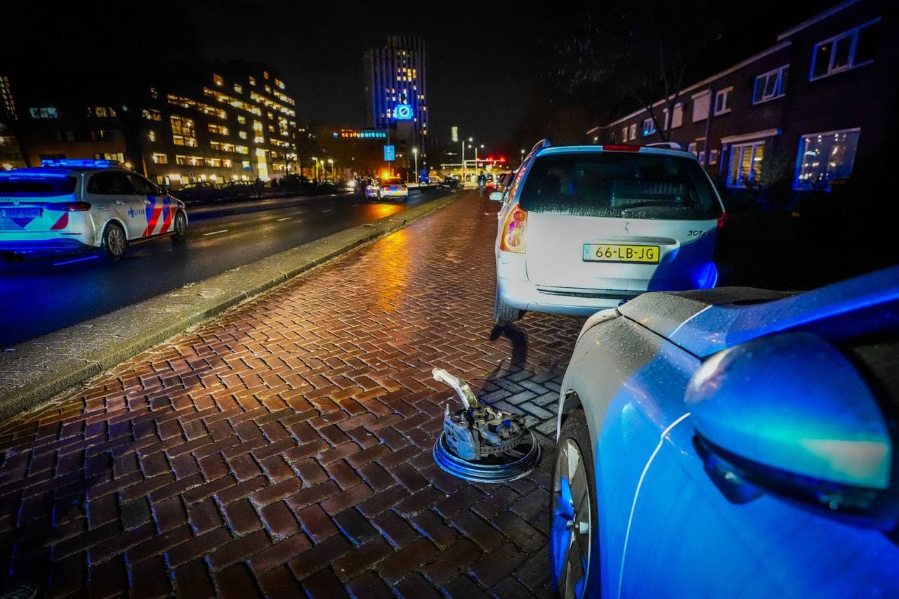 Na de crash in Eindhoven belandde een velg met remschijf bijna honderd meter verderop op een ventweg (foto: Persbureau Heitink).