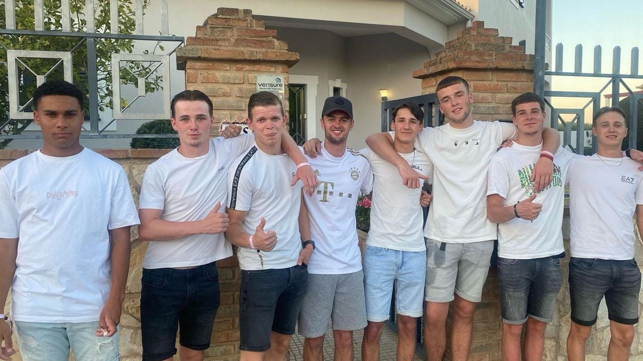 Angelo (links) samen met zijn vriendengroep uit Bavel op vakantie (privéfoto).