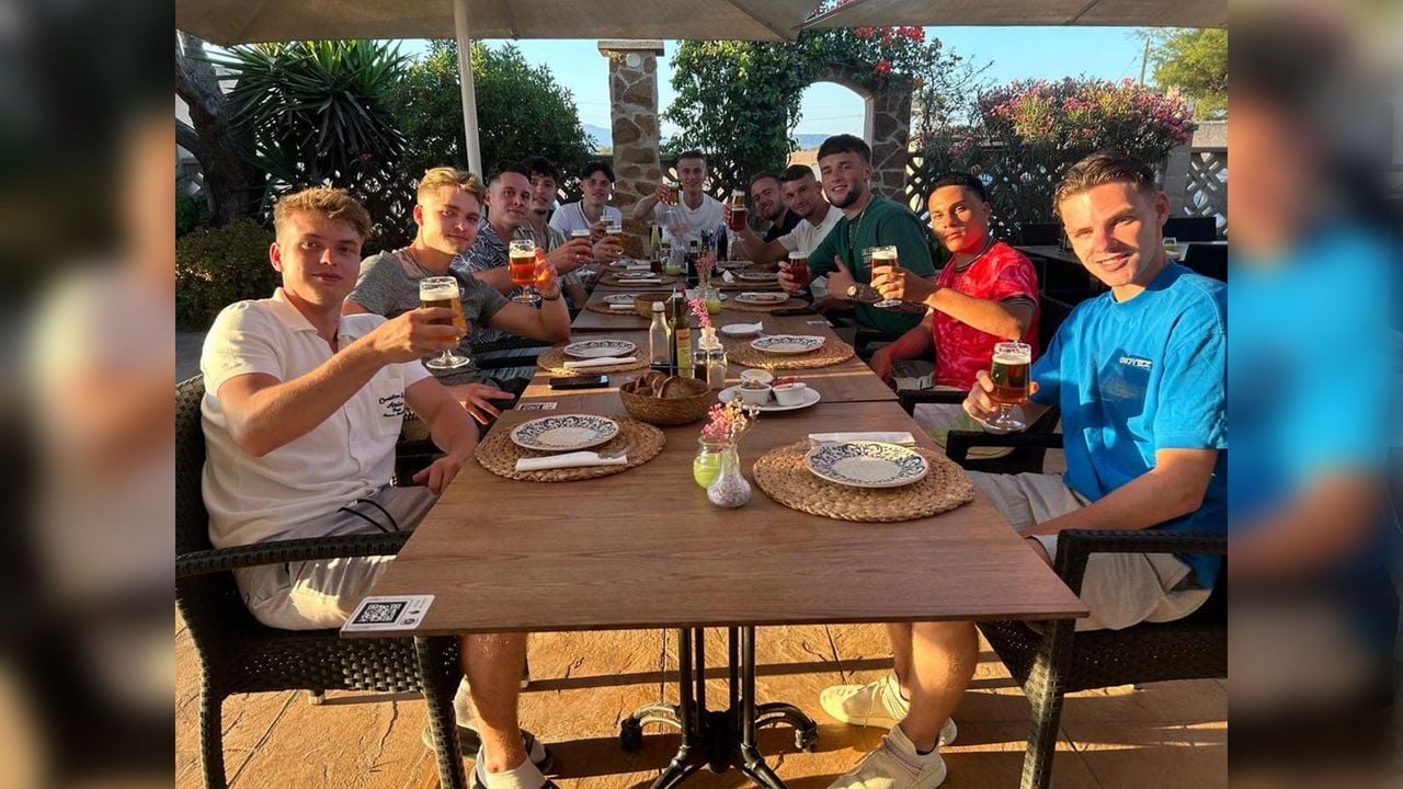 Angelo samen met zijn vrienden in Mallorca, enkele dagen voor zijn overlijden. (privéfoto)