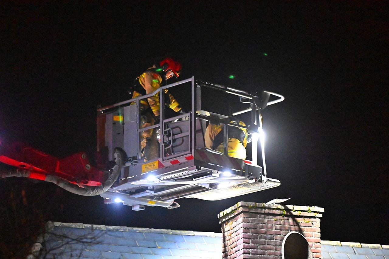 De schoorsteenbrand in Budel (foto: Rico Vogels/Persbureau Heitink).