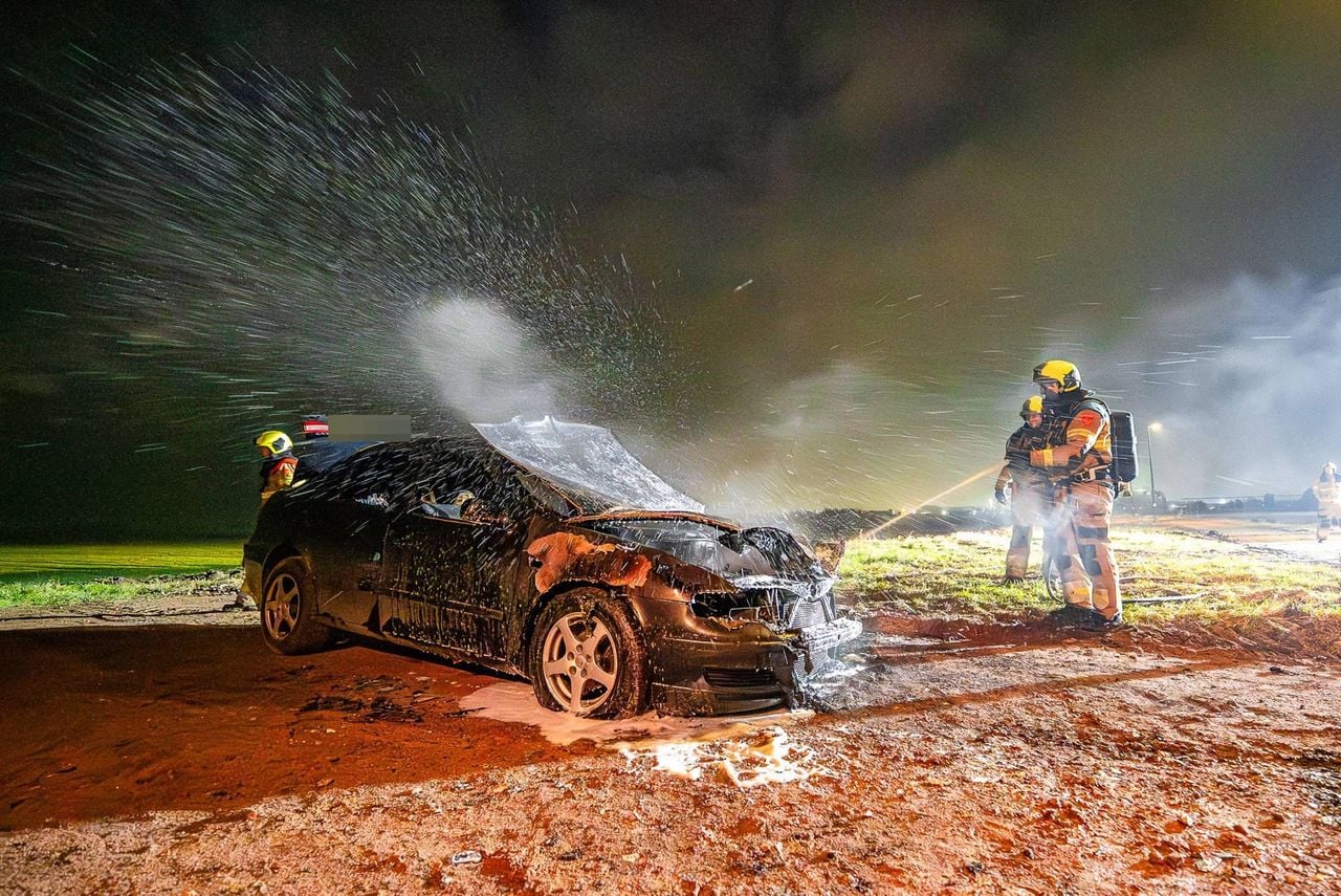 De auto ging grotendeels verloren (foto: Lucas Lammers/Persbureau Heitink).