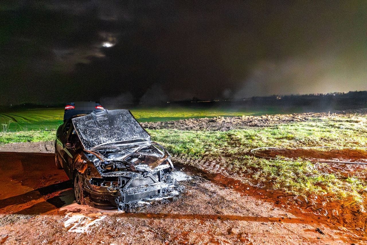 De auto raakte grotendeels beschadigd (foto: Lucas Lammers/Persbureau Heitink).