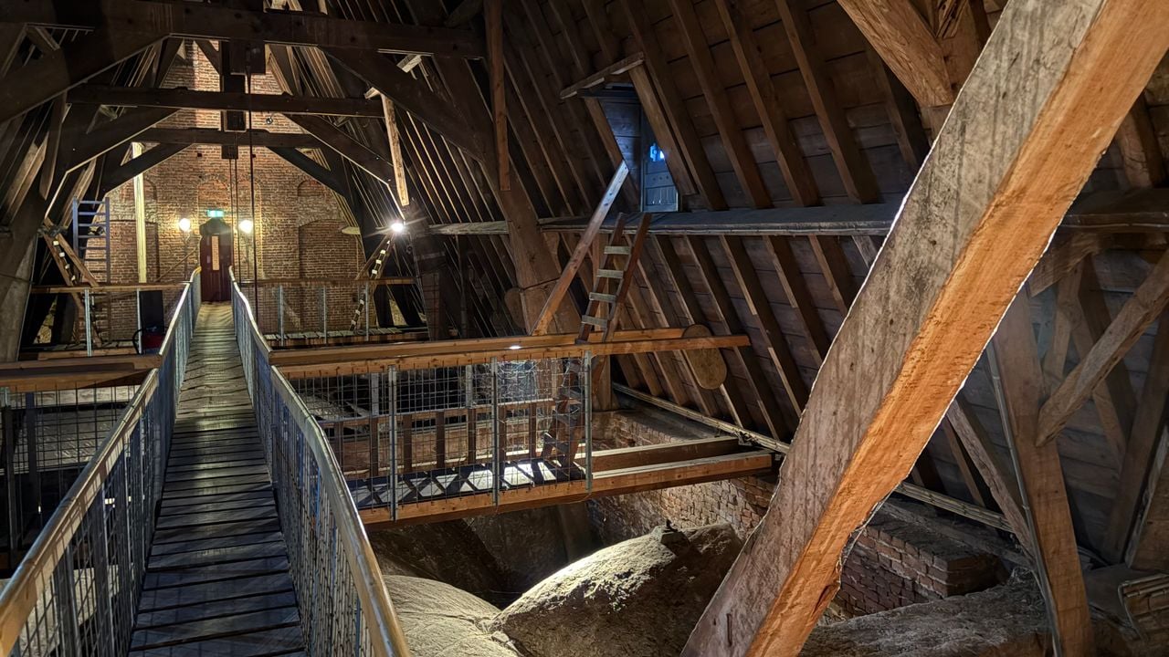 Onder het dak van de Willibrorduskerk in Deurne.