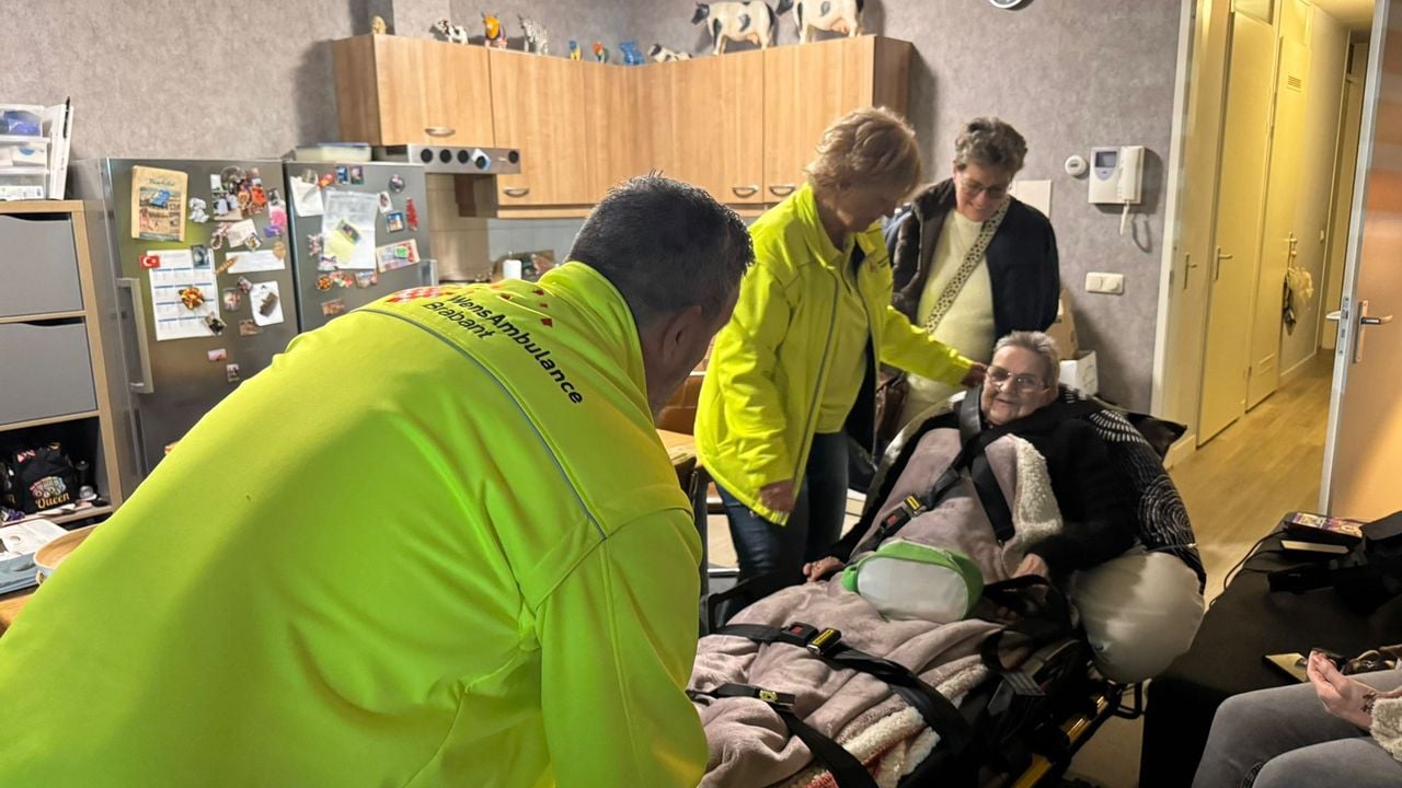 Rian de Wit en Gerard Follon van Wensambulance Brabant begeleiden Jacqueline Dapperen naar haar laatste wens.