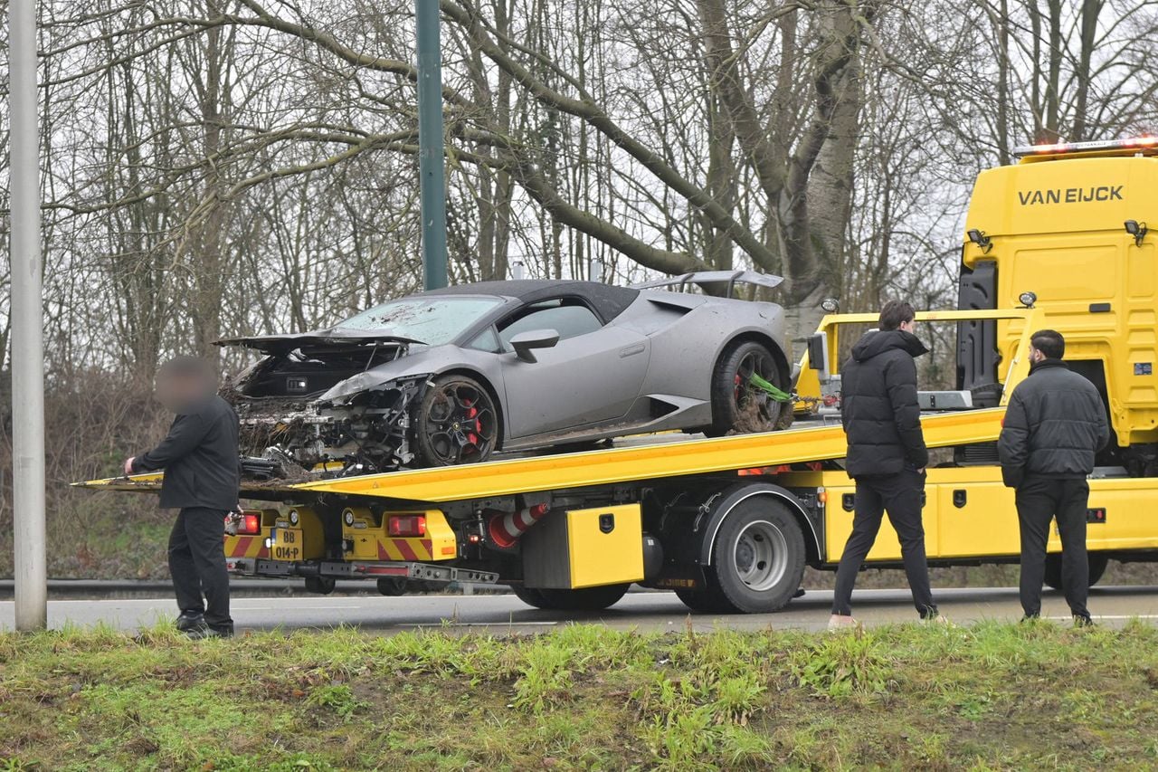 Lamborghini crasht in Breda (foto: Perry Roovers/Persbureau Heitink).