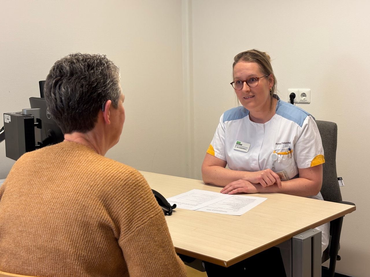Floor Kamerman in gesprek in het Anna Ziekenhuis (foto: Omroep Brabant). 
