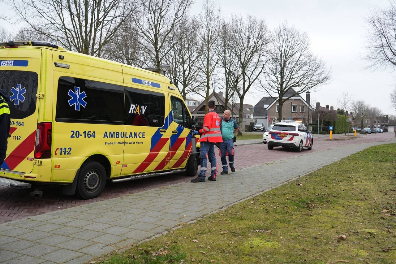 Fietser gewond na aanrijding op oversteekplaats in Bavel (foto: Jeroen Stuve / Persbureau Heitink)