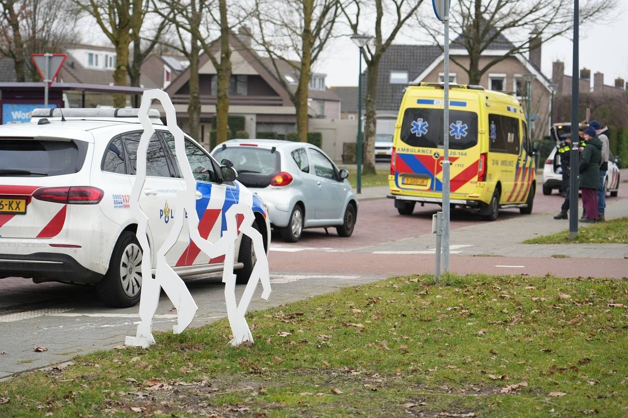 Fietser gewond na aanrijding op oversteekplaats in Bavel (foto: Jeroen Stuve / Persbureau Heitink)