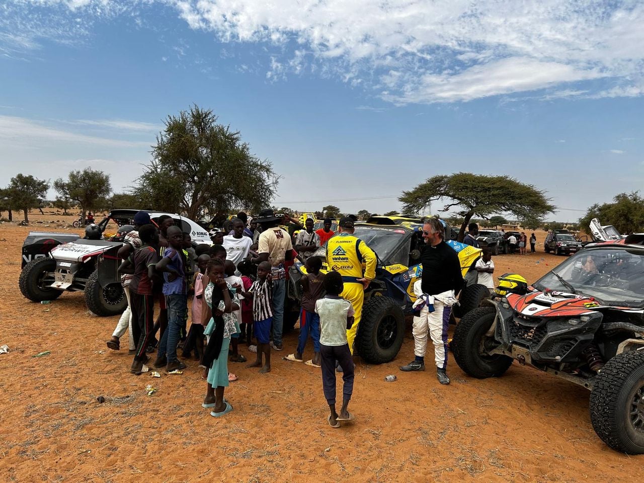 Martijn van den Broek met de plaatselijke bevolking in de Africa Eco Race (privéfoto).