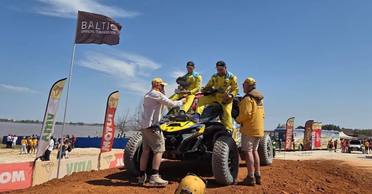 Martijn van den Broek (r) en Mike Daas winnen de Afria Eco Race (privéfoto).
