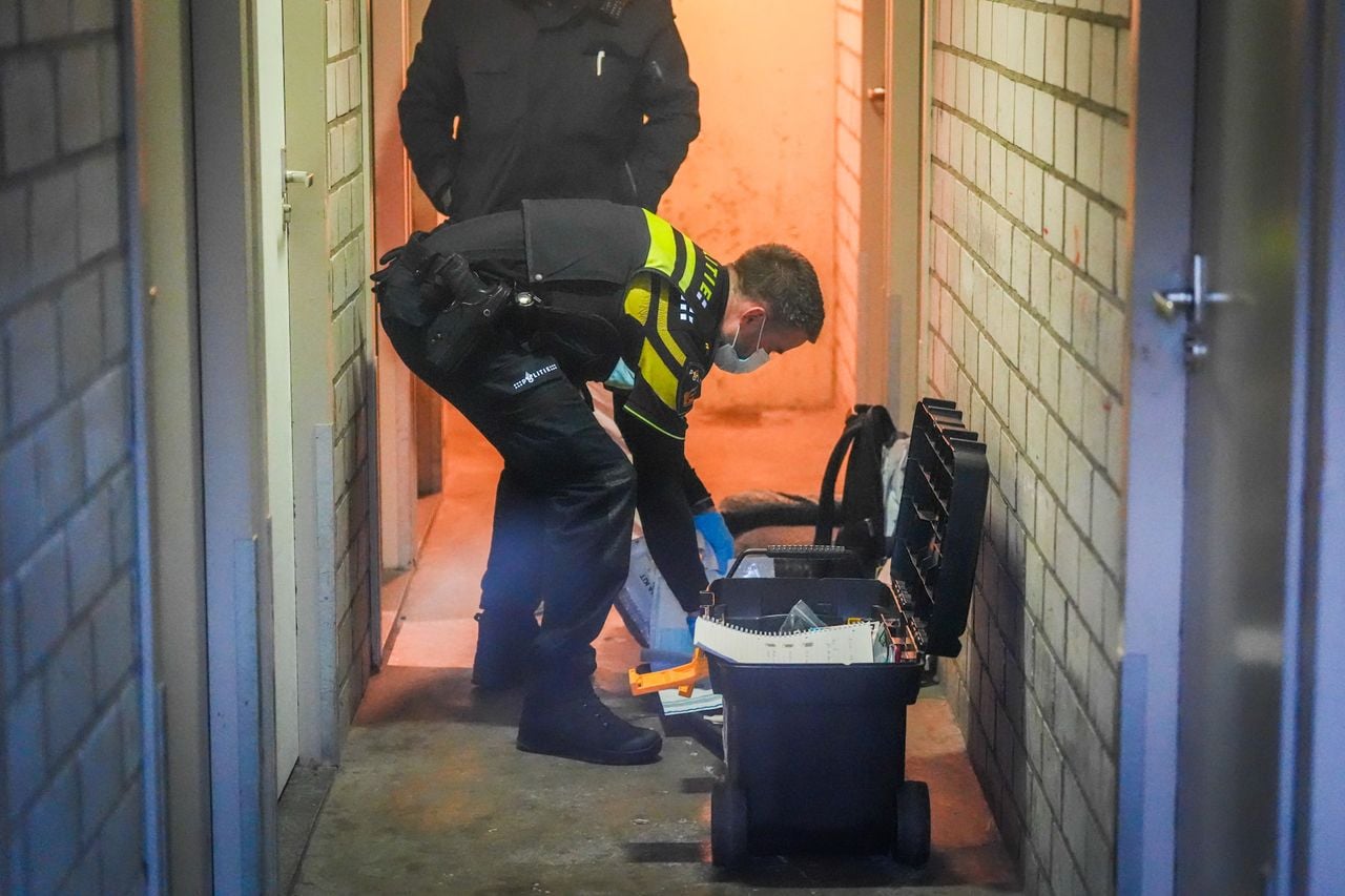 Meerdere vuurwapens, drugs en kluis gevonden bij politieactie in Eindhoven (foto: SQ Vision)