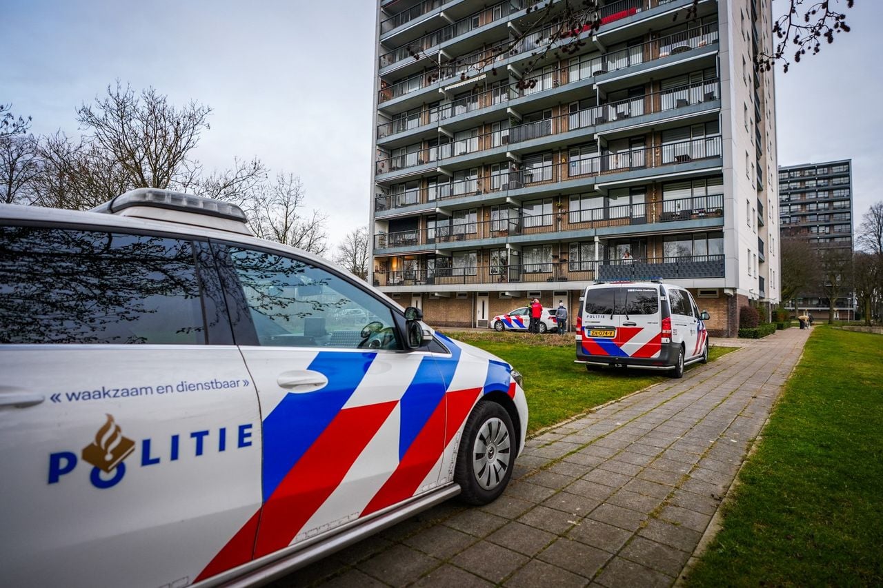 Meerdere vuurwapens, drugs en kluis gevonden bij politieactie in Eindhoven (foto: SQ Vision)