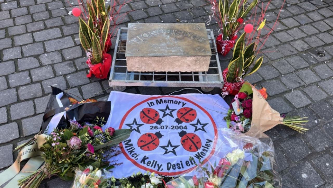 Bert liet een gedenksteen maken die een plek langs de route van de optocht kreeg (foto: Omroep Brabant). 