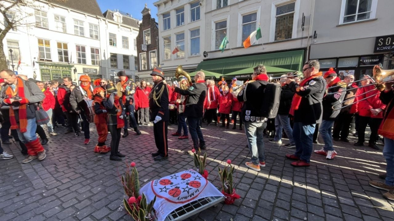 Het favoriete carnavalsnummer van de jongeren werd gespeeld door de kapel (foto: Omroep Brabant).