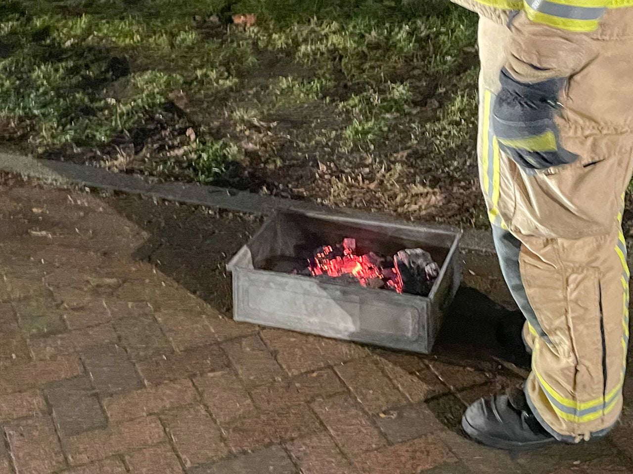 Het brandbaar materiaal werd geblust in een bak (foto: Harrie Grijseels / Persbureau Heitink).
